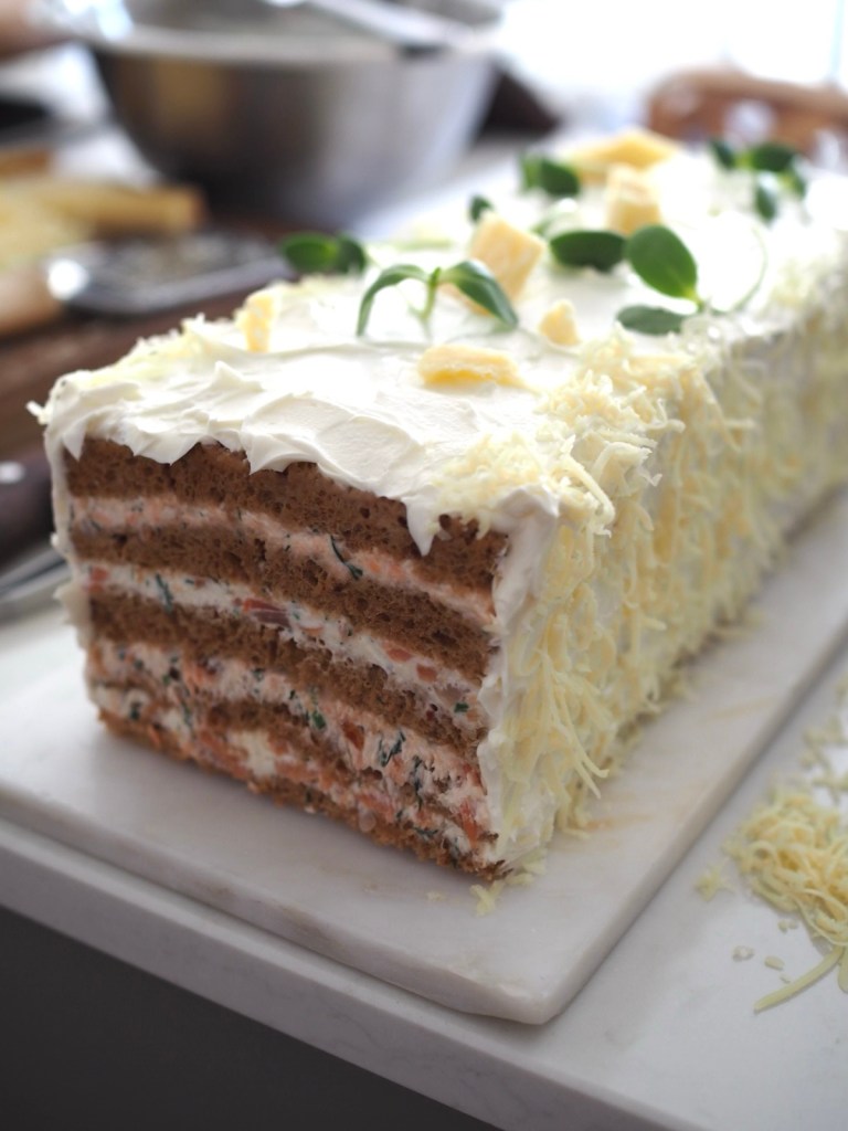 Kalatäytteinen voileipäkakku leikattuna kerroksittain