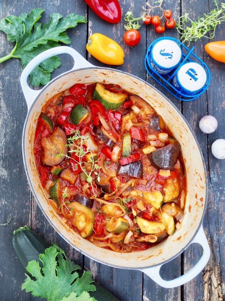 Ratatouille kasvispata padassa, munakoisoa, kesäkurpitsaa ja tomaattia