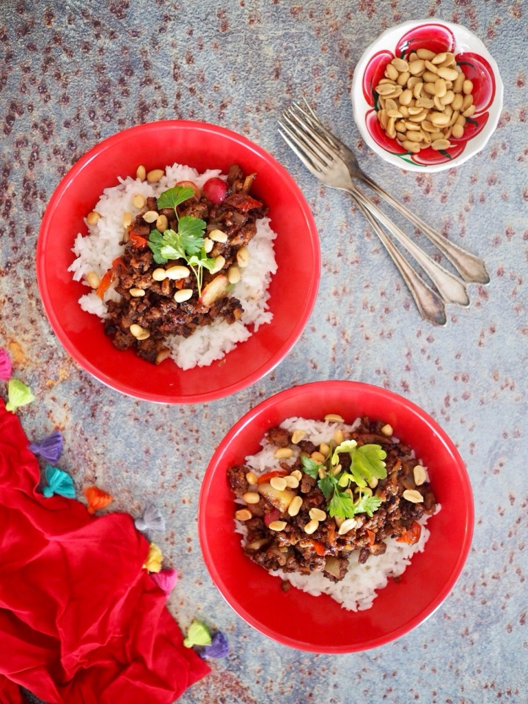 Nopea jauhelihakulho riisillä ja kasviksilla arkiruokana