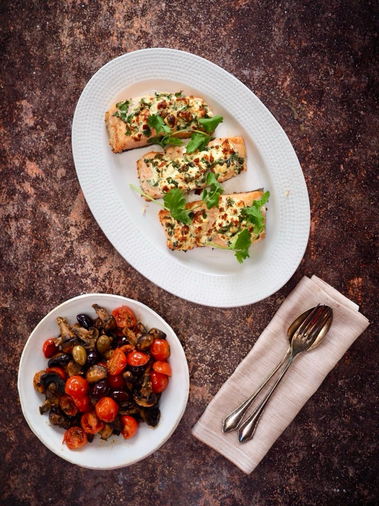 Airfryerissa valmistettu feta lohi tarjoiltuna paahdettujen kasvisten kanssa