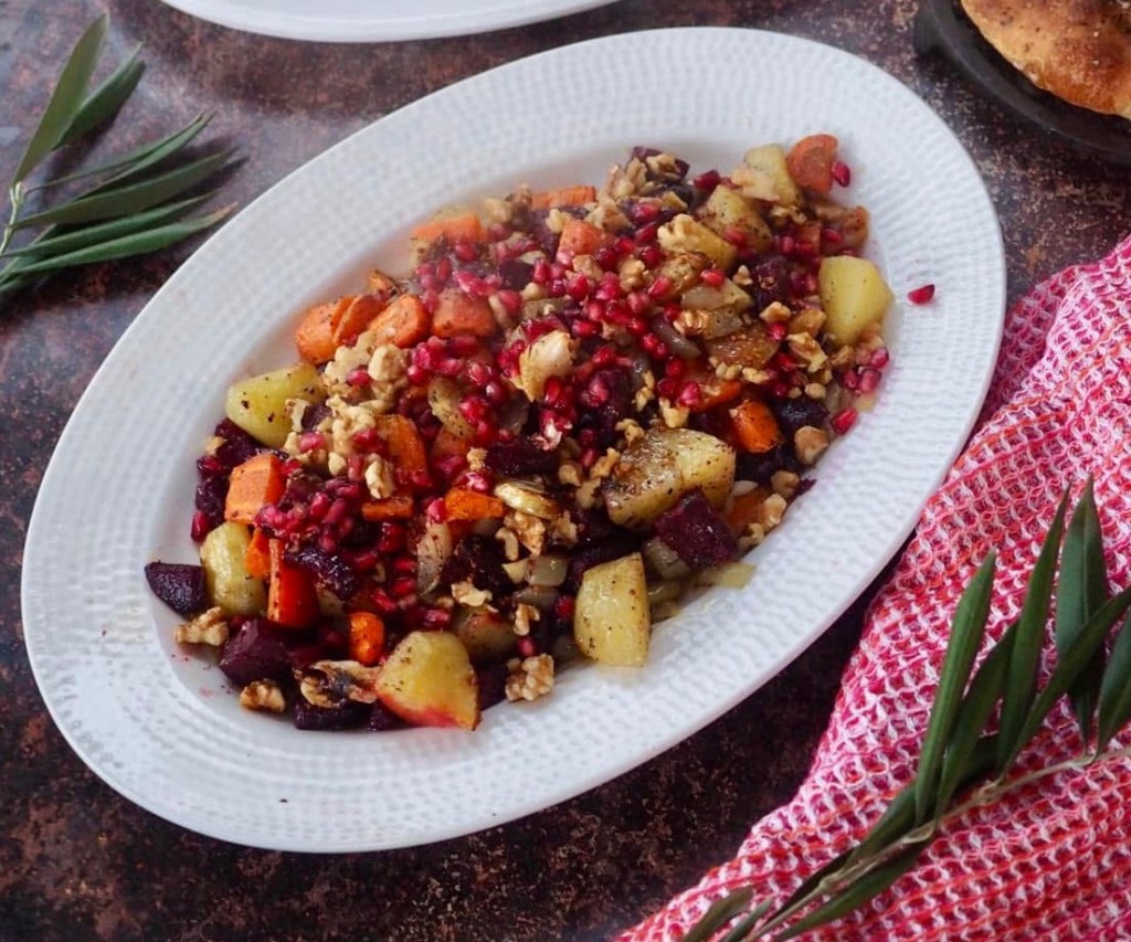 Lämmin juures salaatti paahdetuista juureksista, pähkinöistä ja granaattiomenasta