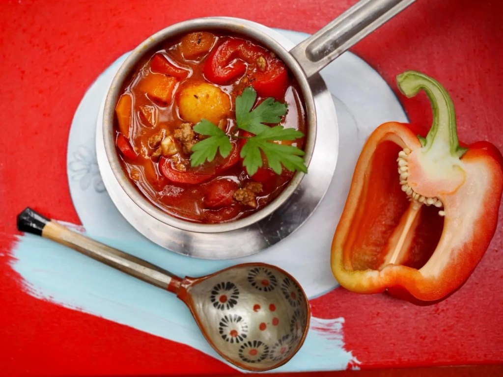 Gulassikeitto jauhelihasta paprika peruna tomaatti keitto