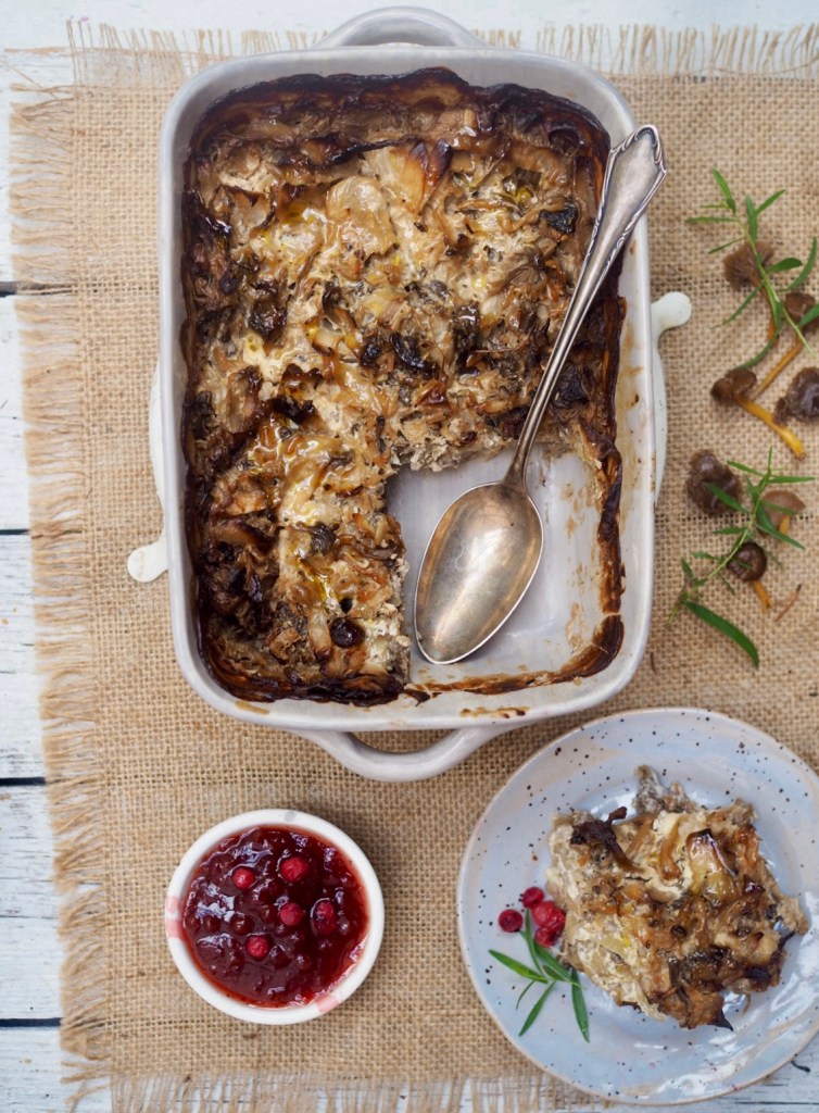 Kaalilaatikko uunissa nduja-twistillä, perinteinen kotiruoka puolukkahillon kanssa