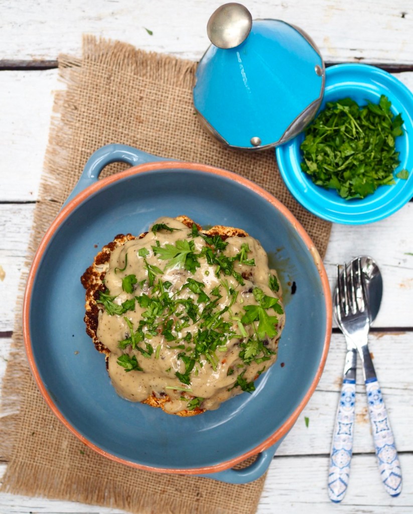 Paahdettu libanonilainen kukkakaali tahinikastikkeella ja tuoreella persiljalla