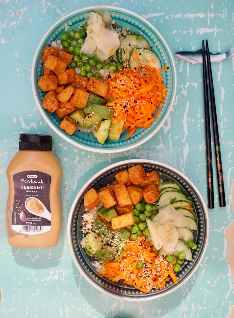 Tofubowl kukkakaaliriisillä, avokadolla, porkkanalla, kurkulla ja seesamikastikkeella