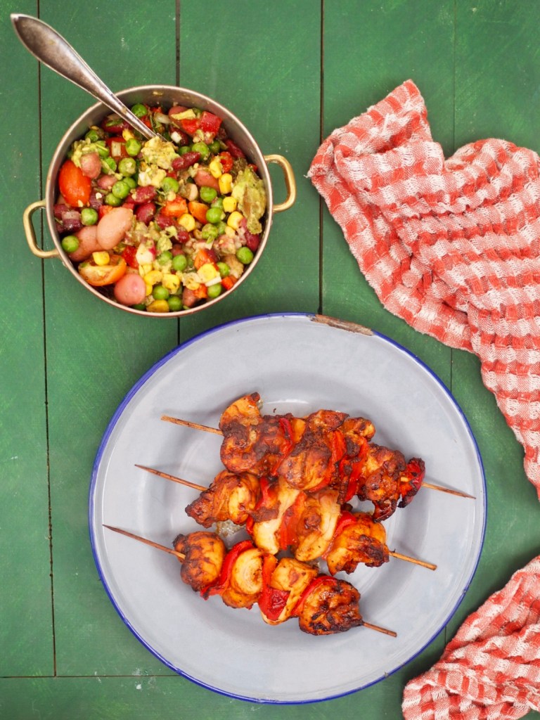 Cola BBQ kananpojan vartaat airfryerissa tarjoiltuna papusalaatin kanssa