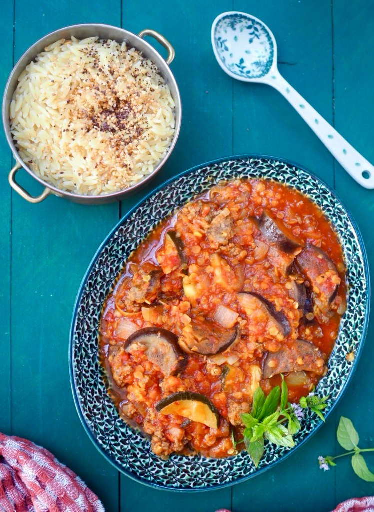 Ghejme Badenjam – iranilainen jauheliha-munakoisopata tomaattikastikkeessa riisin kanssa.