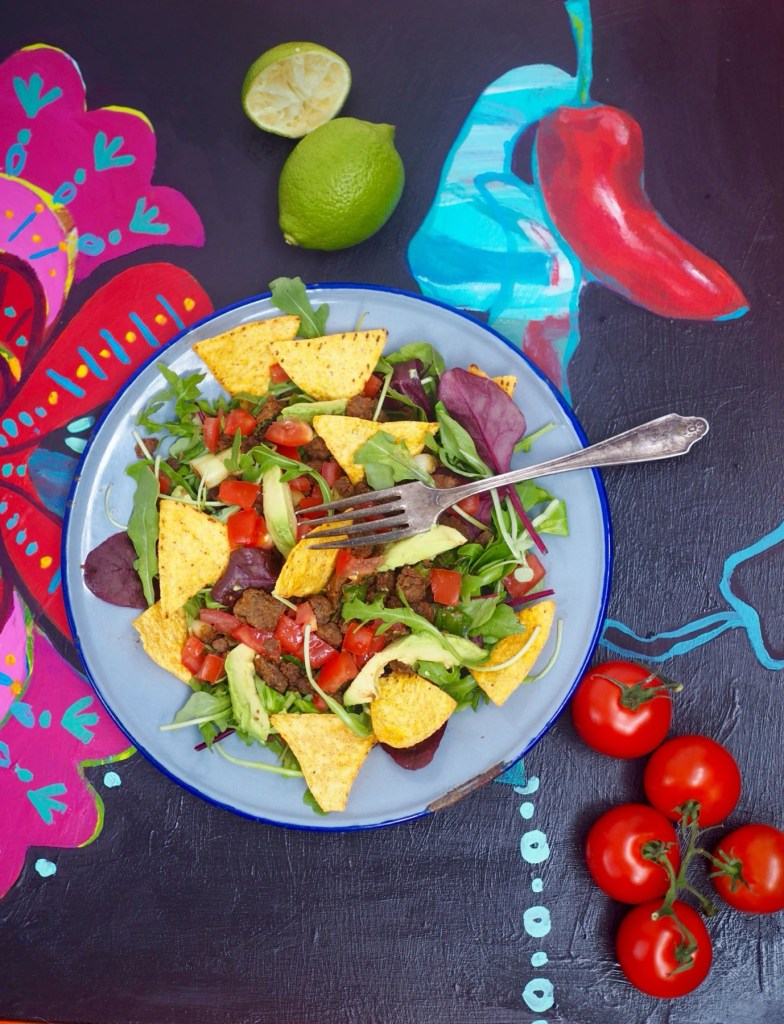 Helppo nachosalaatti härkis-täytteellä ja tomaatilla