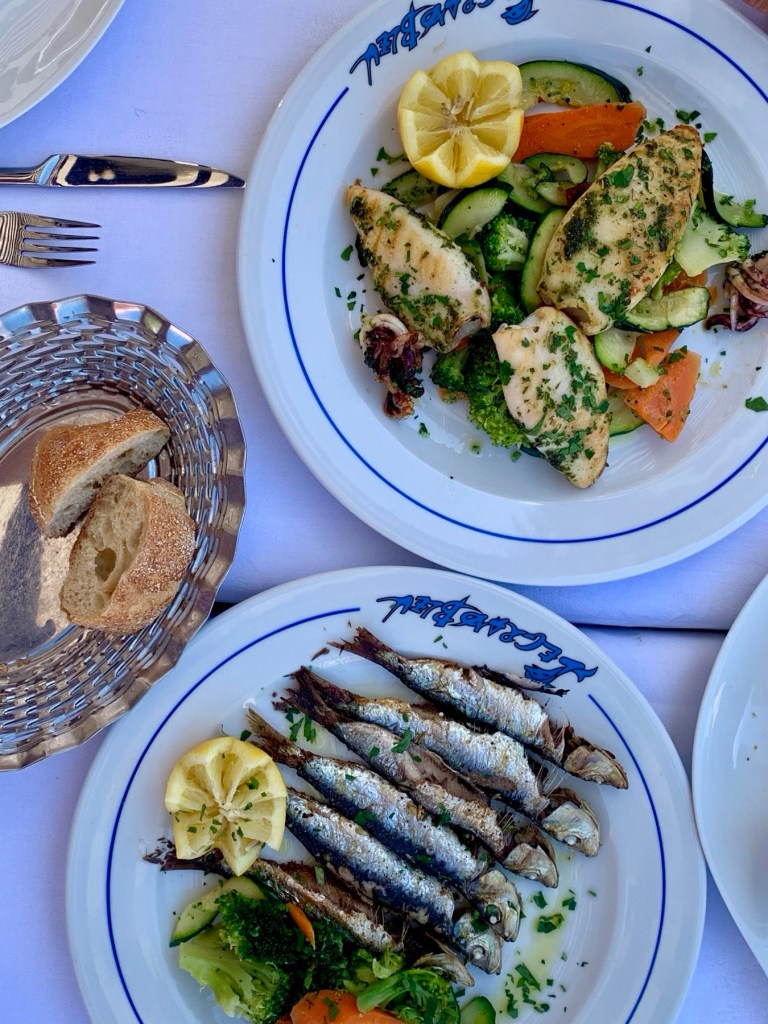 Lautasella grillattuja sardiineja Nizzassa