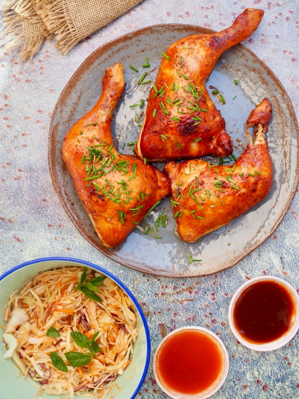 Savustetut broilerin koipireidet korean bbq kastikkeella ja korealainen coleslaw