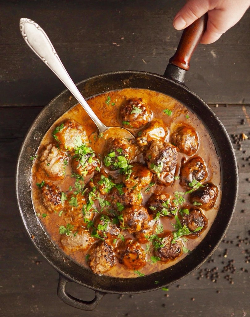 lihapullat ruskeassa kastikkeessa perinteinen kotiruoka