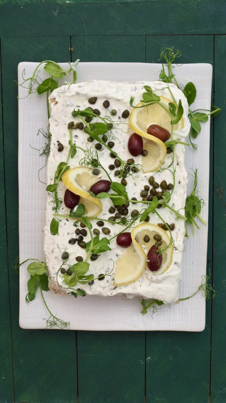 Köyhän blondin tonnato-voileipäkakku – pala arjen&nbsp;luksusta