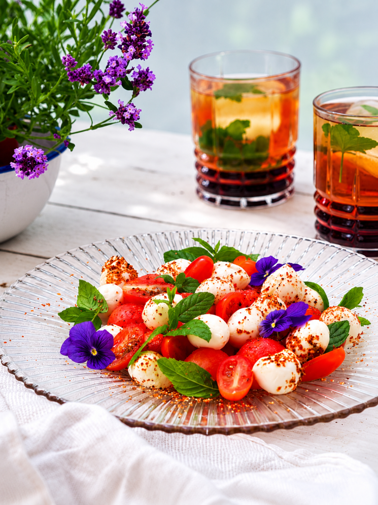 Mustaherukkajäätee ja minimozzarella-vesimeloni-tajínsalaatti kesäpöydässä