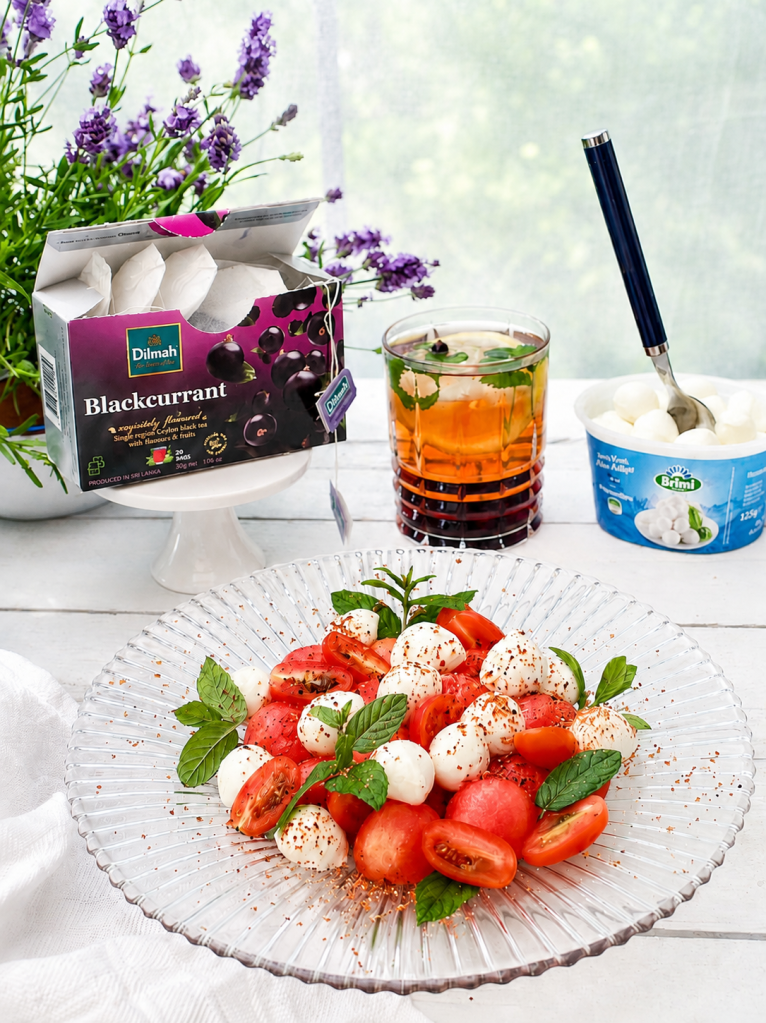 Mustaherukkajäätee ja minimozzarella-vesimelonisalaatti kesäpöydässä tuotteiden kanssa