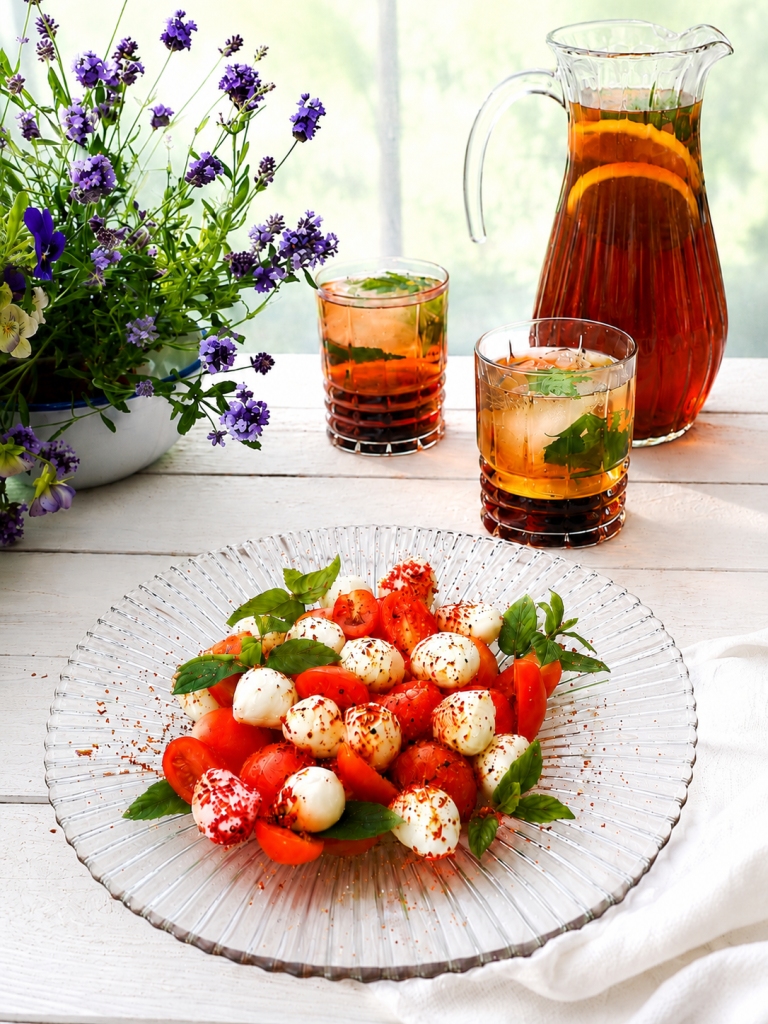 Mustaherukkajäätee ja minimozzarella-vesimeloni-tajínsalaatti kesäpöydässä