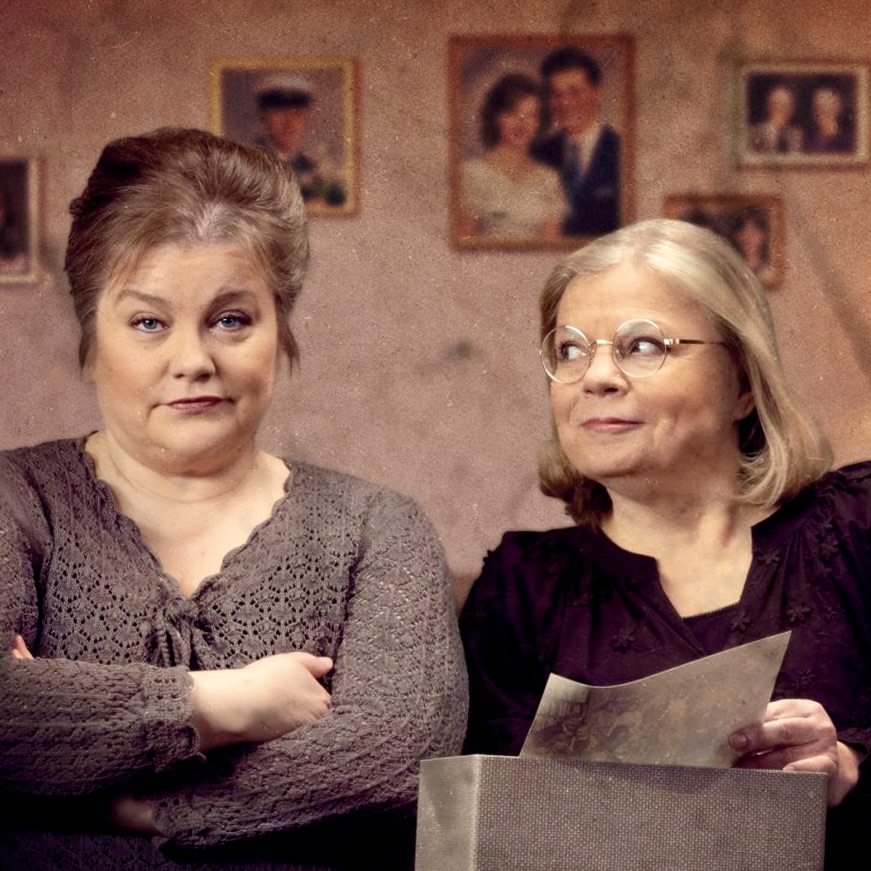 Teatterissa: Kapsäkin Äidit naurattaa ja liikuttaa – upea teksti osuu suoraan tyttären&nbsp;sydämeen